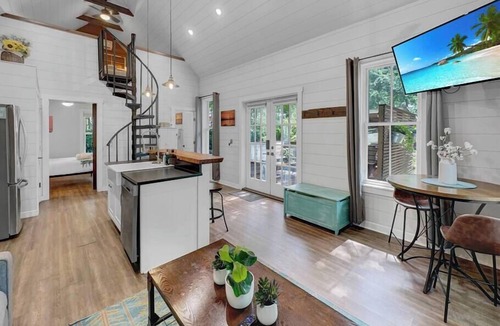 Charleston House | Cozy Island Cottage