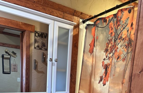 Blanchard Cabin | Cozy Italian themed Cabin close to Blanchard/walking trails/fishing pond.