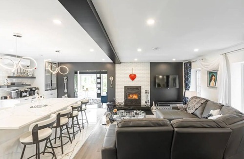 Shefford Cabin | Cozy Jacuzzi Retreat w/Fireplace: Steps to Bike Path, 7 min to Bromont!