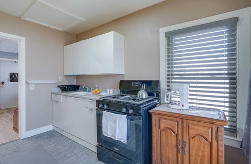 Kalamazoo Apartment | Cozy Kalamazoo Studio, 4 Mi to Downtown Area!