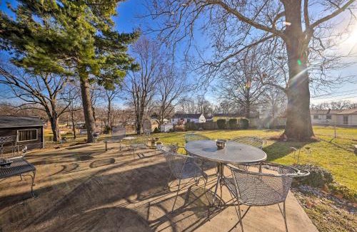 Gladstone House | Cozy Kansas City Home w/Yard - 9 Mi to Dtwn!