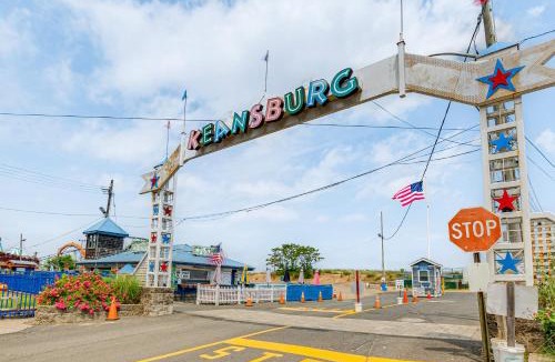 Keansburg House | Cozy Keansburg Cottage: Walk to Beach & Boardwalk!
