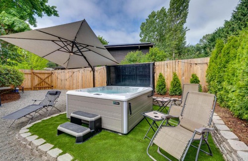 Kenmore Apartment | Cozy Kenmore Vacation Rental with Shared Hot Tub!