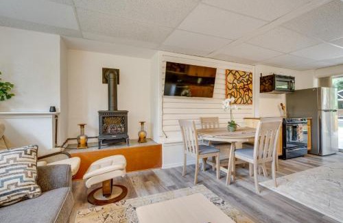Kenmore Apartment | Cozy Kenmore Vacation Rental with Shared Hot Tub!