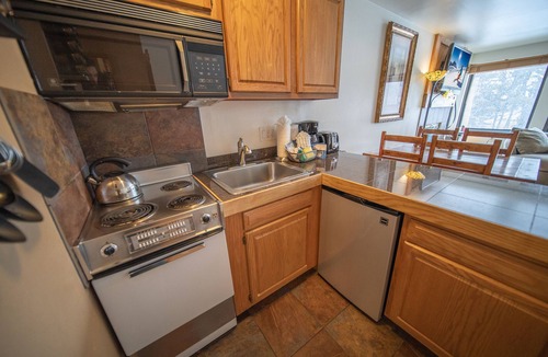 Lakeside Village Condo | Cozy Keystone Studio | Lake, Trails, + Pool
