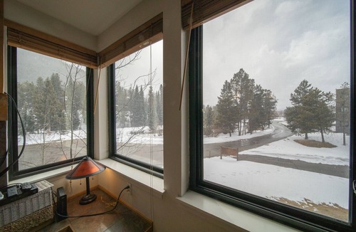 Lakeside Village Condo | Cozy Keystone Studio | Lake, Trails, + Pool