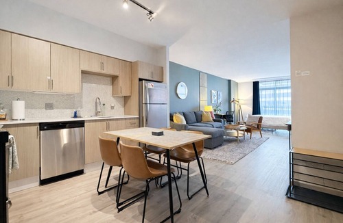Crystal City Apartment | Cozy King Bed 1 BR Home 5min from DCA/Mall/DC/Grocery Stores - Rare Find