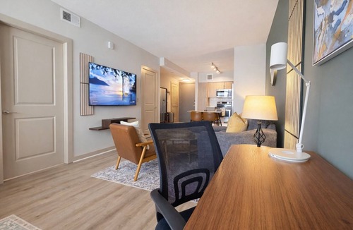 Crystal City Apartment | Cozy King Bed 1 BR Home 5min from DCA/Mall/DC/Grocery Stores - Rare Find