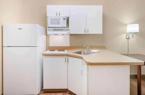 Lisle Apartment | Cozy King bed,Nsmk|Kitchen|Shower|Studio 6 Chicago