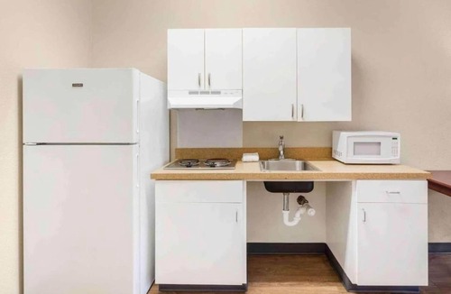 Lisle Apartment | Cozy King bed,Nsmk|Kitchen|Shower|Studio 6 Chicago