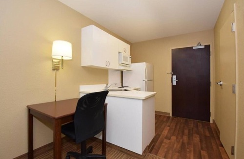 Lisle Apartment | Cozy King bed,Nsmk|Kitchen|Studio 6 Chicago