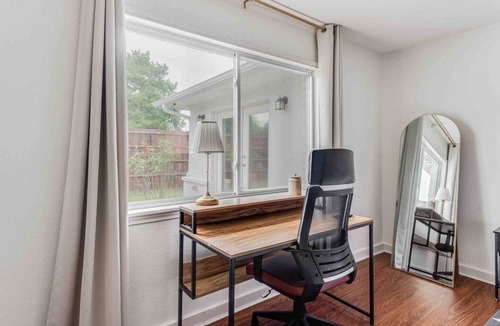 Plano House | Cozy, KING BED, Outdoor Movie Theater, Fire Pit