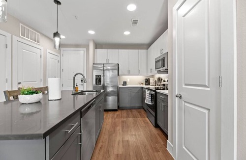 Fort Worth Apartment | Cozy King Bed | Pool+Gym+Free Parking+Stockyards