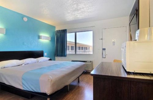 Carlsbad Hotel | Cozy King Bed Room|Pool|Free Wifi