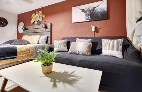 Bryant Apartment | Cozy King Bed Studio - Affordable Fresh Cozy