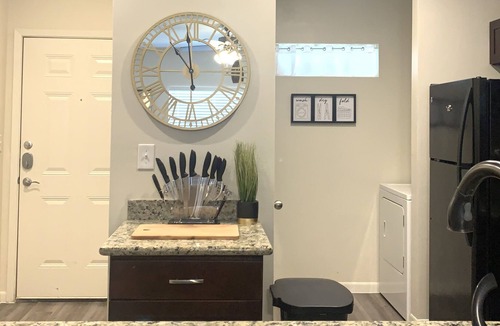 College Station Apartment | Cozy King Bed WiFi,Pool,Gym. Corporate Housing