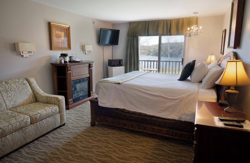Liscomb Hotel | Cozy King Room with Private Balcony in Main Lodge