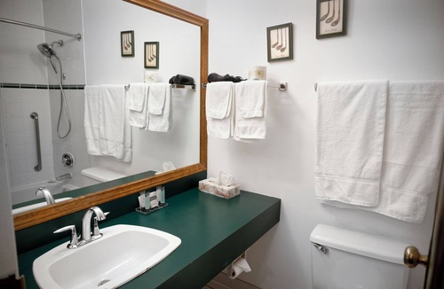 Liscomb Hotel | Cozy King Room with Private Balcony in Main Lodge
