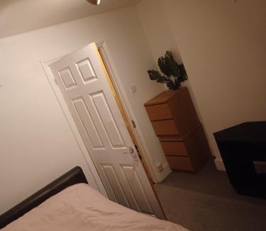 Lewisham House | Cozy King Room with Shared Kitchen & Bathroom