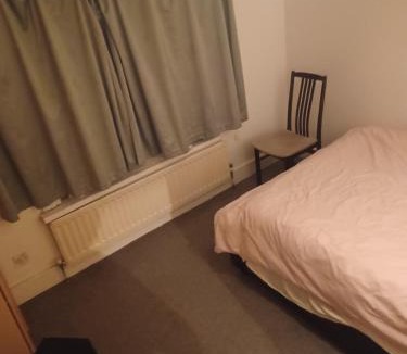 Lewisham House | Cozy King Room with Shared Kitchen & Bathroom