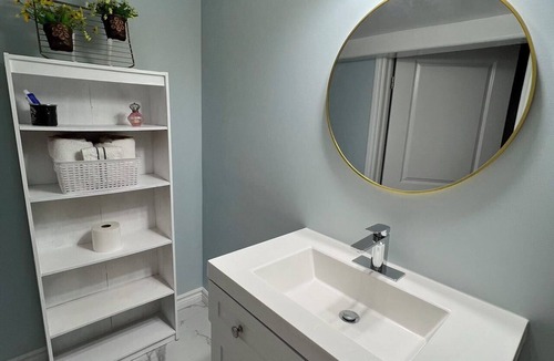 Richmond Hill House | Cozy King size Bedroom with Private Bathroom