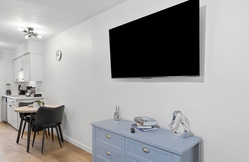 Hyde Park Apartment | Cozy King Studio-Fully Equipped/Perfect for 30+ Day Stays-Close to Downtown