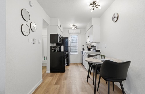Hyde Park Apartment | Cozy King Studio-Fully Equipped/Perfect for 30+ Day Stays-Close to Downtown