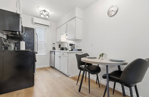 Hyde Park Apartment | Cozy King Studio-Fully Equipped/Perfect for 30+ Day Stays-Close to Downtown