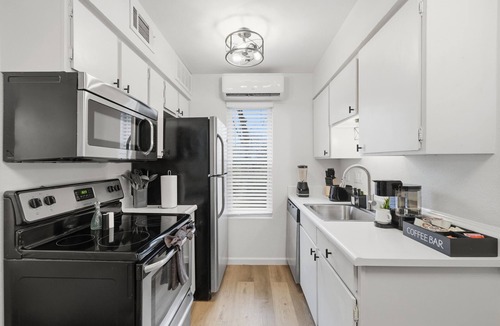 Hyde Park Apartment | Cozy King Studio-Fully Equipped/Perfect for 30+ Day Stays-Close to Downtown