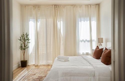 Greater East End House | Cozy King Suite in Houston TX