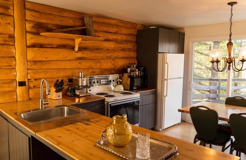 Huberdeau House | Cozy Lake Access Loj + Hot Tub & Fire Pit