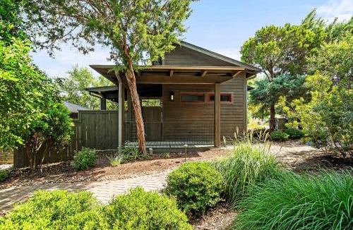 Spicewood House | Cozy Lake Cabin - 1BR - Pickleball - BBQ - Firepit