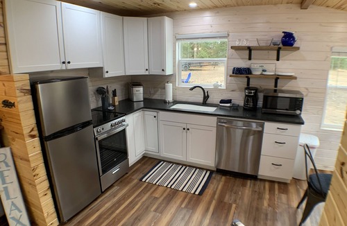 Canadian Cabin | Cozy lake cabin - fire pit, near beach, hiking, golf & disc golf!