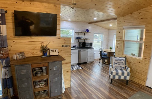 Canadian Cabin | Cozy lake cabin - fire pit, near beach, hiking, golf & disc golf!