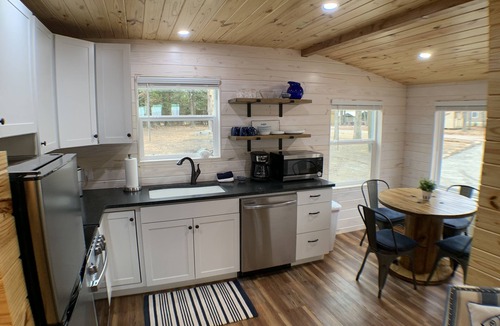 Canadian Cabin | Cozy lake cabin - fire pit, near beach, hiking, golf & disc golf!