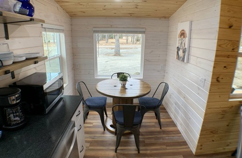 Canadian Cabin | Cozy lake cabin - fire pit, near beach, hiking, golf & disc golf!