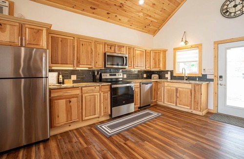 Hamilton House | Cozy Lake Cabin · Swim Platform · 5 min Colgate, Lake Moraine Home #2 Near Colgate University