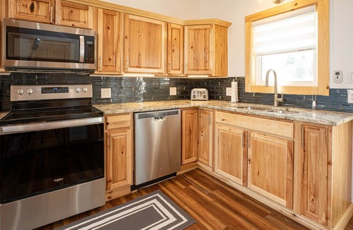 Hamilton House | Cozy Lake Cabin · Swim Platform · 5 min Colgate, Lake Moraine Home #2 Near Colgate University
