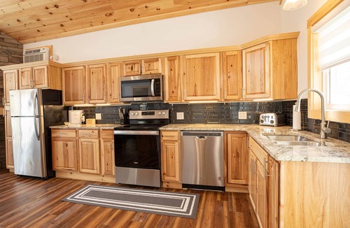 Hamilton House | Cozy Lake Cabin · Swim Platform · 5 min Colgate, Lake Moraine Home #2 Near Colgate University