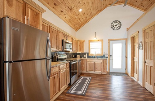 Hamilton House | Cozy Lake Cabin · Swim Platform · 5 min Colgate, Lake Moraine Home #2 Near Colgate University