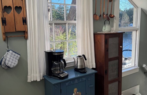 Dunstable Cottage | Cozy Lake Cottage in charming Dunstable