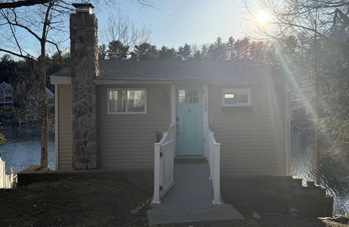 Dunstable Cottage | Cozy Lake Cottage in charming Dunstable