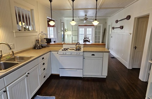 Syracuse Cottage | Cozy Lake cottage