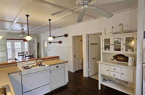 Syracuse Cottage | Cozy Lake cottage