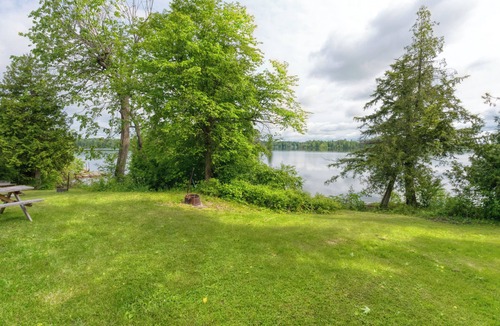 Frontenac Cabin | Cozy Lake Escape: 2-Bed with Bunk, Sleeps 4, Full Kitchen & AC