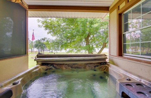 Eufaula House | Cozy Lake Eufaula Hideaway w/Fire Pit & Hot Tub!