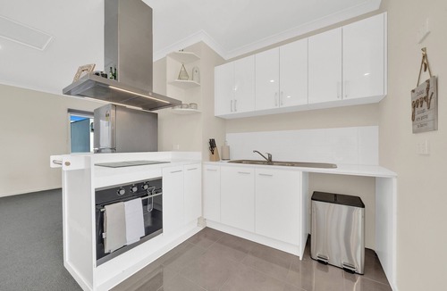 Cranbourne West Apartment | Cozy lake front apartment