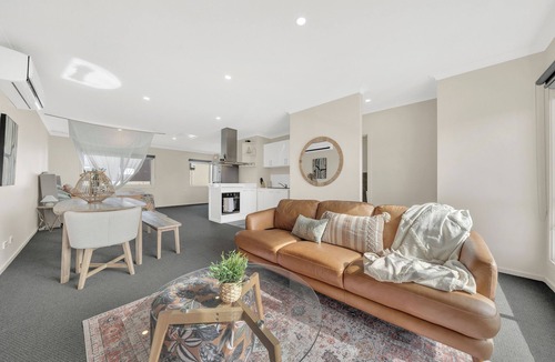 Cranbourne West Apartment | Cozy lake front apartment