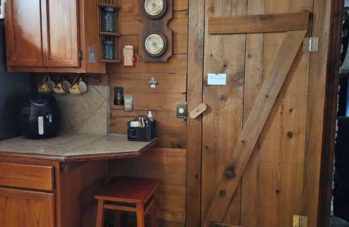 Linden Cabin | Cozy lake front hide away