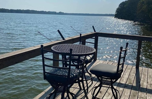 Avon House | Cozy lake front home on beautiful Lake Washington. Deck, dock and boat slip.